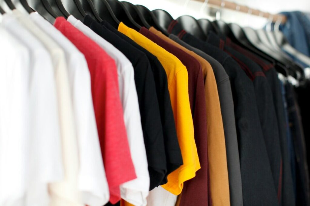 Kaos Polos Berkualitas: Panduan Memilih Bahan, Ukuran, dan Warna yang Paling Serbaguna