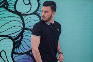 Kaos Polo Hitam: 7 Alasan Wajib Punya dan Tips Padukan Outfit Kasual hingga Formal