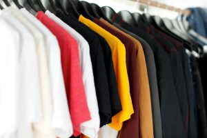 Kaos Polos Berkualitas: Panduan Memilih Bahan, Ukuran, dan Warna yang Paling Serbaguna
